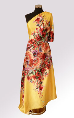 farbiges Kleid mit Blumen